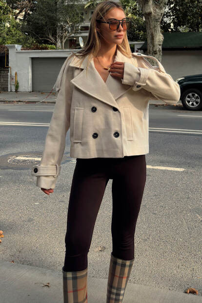 Bej Kruvaze Apoletli Manşet ve Cep Detaylı Kadın Crop Kaşe Mont - SWİST