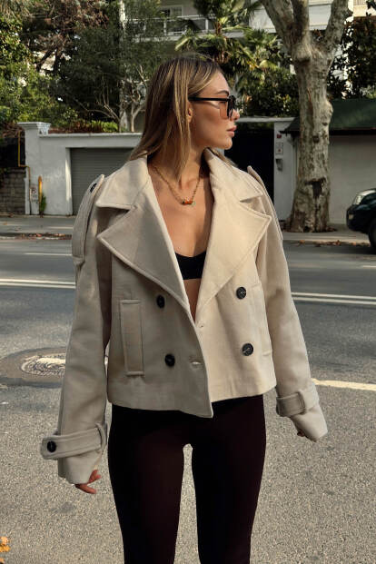 Bej Kruvaze Apoletli Manşet ve Cep Detaylı Kadın Crop Kaşe Mont - SWİST (1)