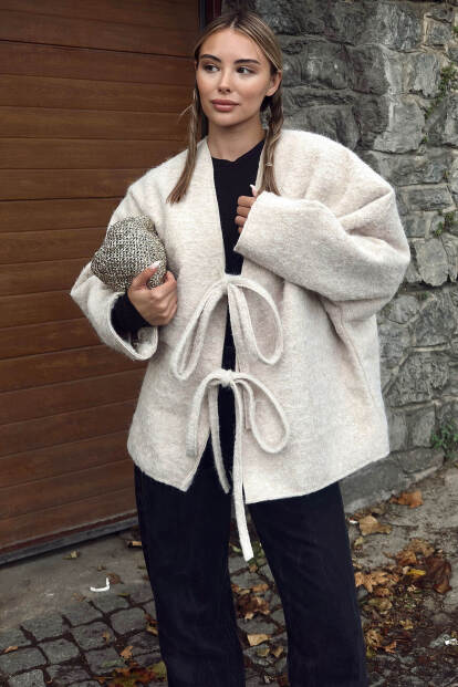 Bej Oversize Bağlama Detaylı Kadın Yün Kaşe Ceket - SWİST