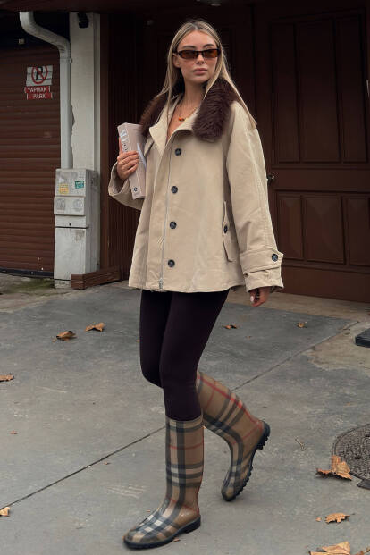 Bej Yakası Kürklü Manşet Ve Cep Detaylı Oversize Kadın Mont - SWİST