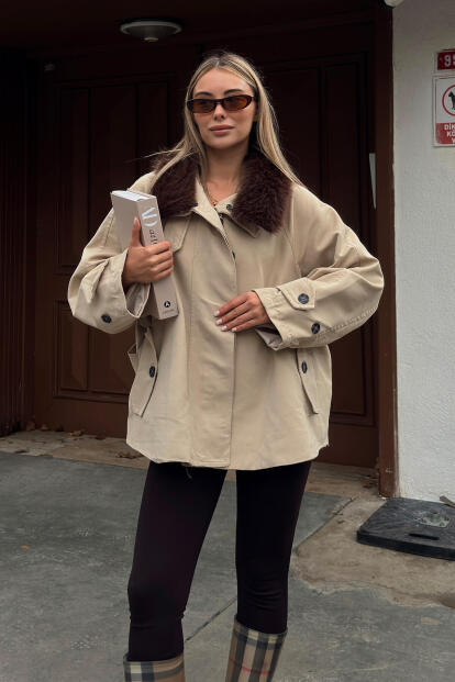 Bej Yakası Kürklü Manşet Ve Cep Detaylı Oversize Kadın Mont - SWİST (1)