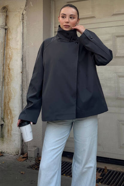 Füme Dik Yaka Verev Kapama Düğme Detaylı Kadın Kısa Trençkot - SWİST