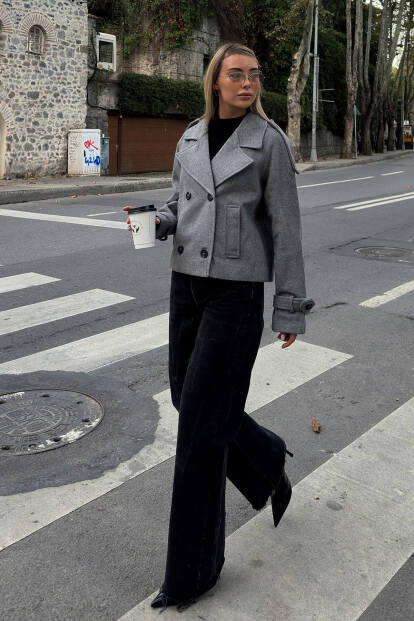 Füme Kruvaze Apoletli Manşet ve Cep Detaylı Kadın Crop Kaşe Mont - SWİST (1)