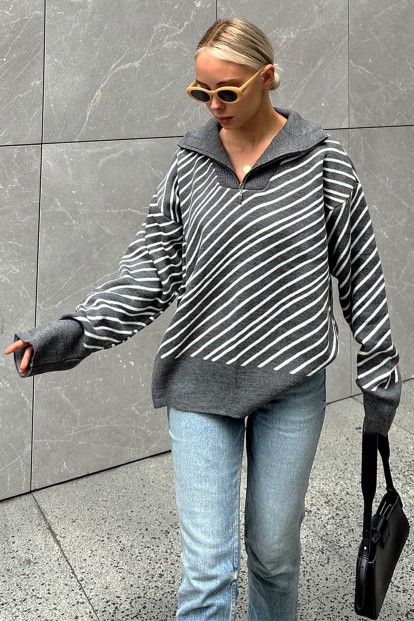 Gri Verev Çizgili Dik Yaka Fermuarlı Örgü Kadın Triko Kazak - SWİST