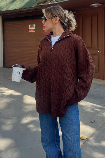 Kahverengi Fermuarlı Dik Yaka Kalın Saç Örgü Oversize Kadın Triko Kazak - SWİST