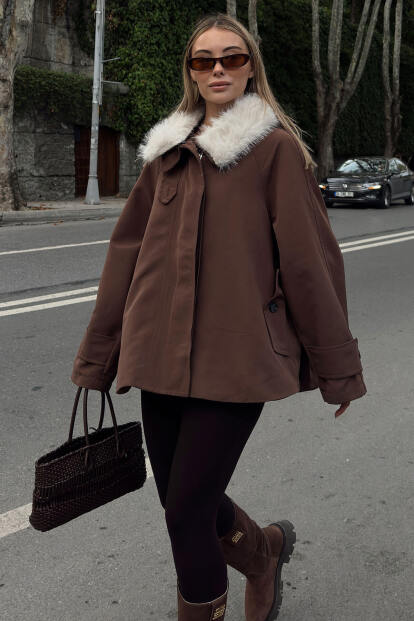 Kahverengi Yakası Kürklü Manşet Ve Cep Detaylı Oversize Kadın Mont - SWİST
