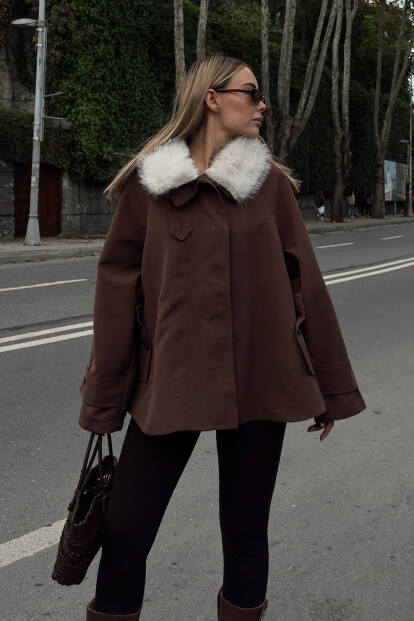Kahverengi Yakası Kürklü Manşet Ve Cep Detaylı Oversize Kadın Mont - SWİST (1)
