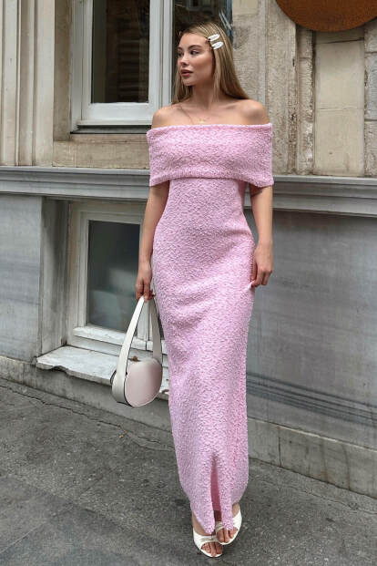 Pembe Açık Omuz Madonna Yaka Kabartma Detay Kadın Midi Elbise - SWİST