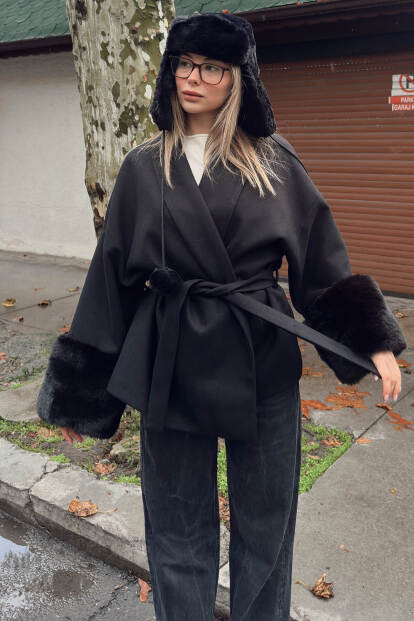 Siyah Kol Kürk Detay Kuşaklı Kadın Kısa Kaşe Kaban - SWİST