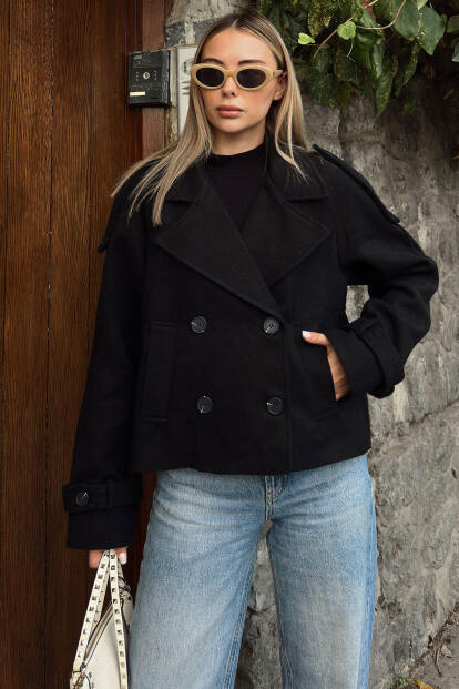 Siyah Kruvaze Apoletli Manşet ve Cep Detaylı Kadın Crop Kaşe Mont - SWİST