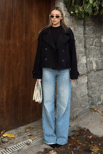 Siyah Kruvaze Apoletli Manşet ve Cep Detaylı Kadın Crop Kaşe Mont - SWİST (1)