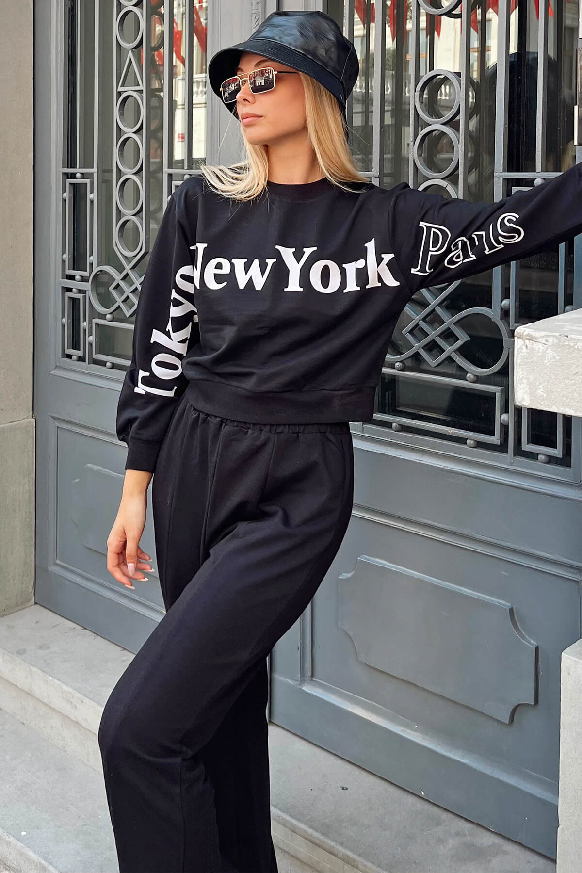 Siyah Önü Ve Kolları Baskılı Kadın Crop Sweatshirt