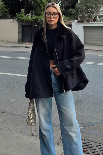 Siyah Yakası Kürklü Manşet Ve Cep Detaylı Oversize Kadın Mont - SWİST