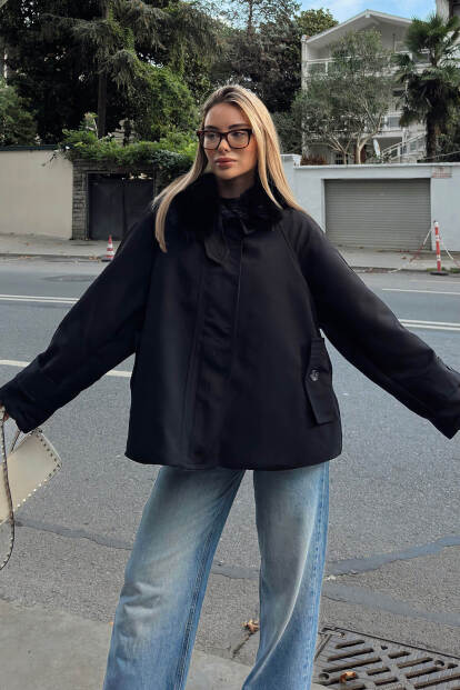 Siyah Yakası Kürklü Manşet Ve Cep Detaylı Oversize Kadın Mont - SWİST (1)