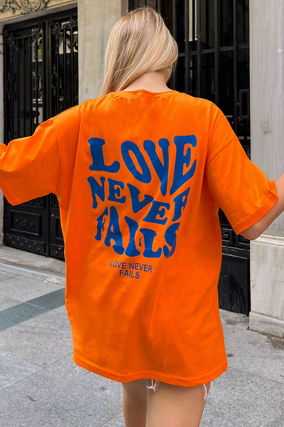 Turuncu Love Never Sırt Baskılı Oversize Kadın Tshirt