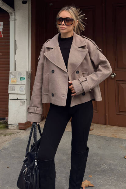 Vizon Kruvaze Apoletli Manşet ve Cep Detaylı Kadın Crop Kaşe Mont - SWİST